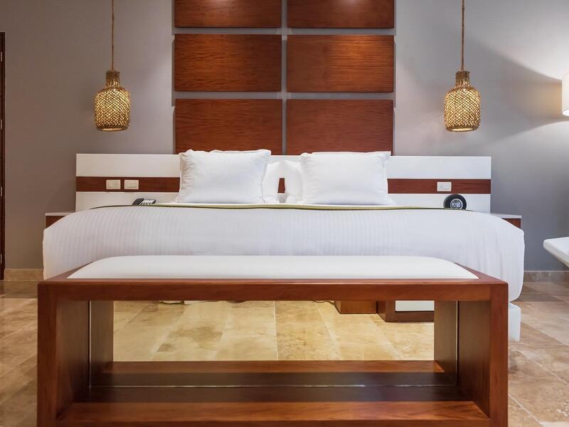 Closeup of a king bed in Deluxe Master Suite at The Reef 28