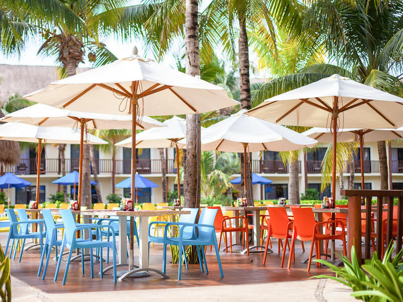 Restaurante del Reef Coco Beach junto a la piscina