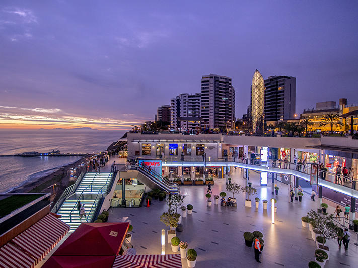 Vista del centro comercial Larcomar cerca del Hotel Delfines