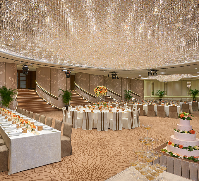 Table set-up arranged with flower décor for a wedding at The Fullerton Hotel Singapore