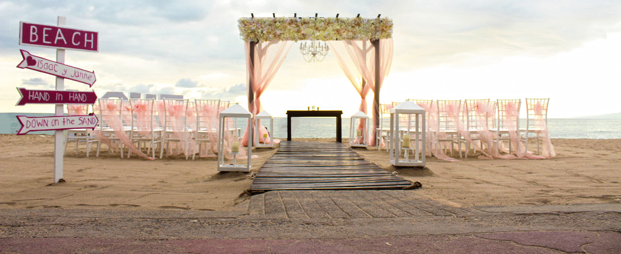 Wedding ceremony arranged by the beach at Casa Dona Susana
