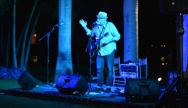 A guy performing at The Somerset On Grace Bay